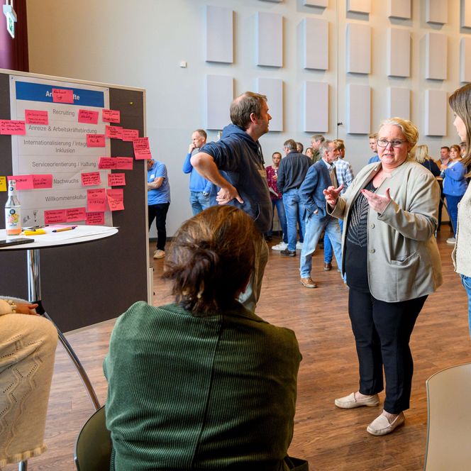 Teilnehmende diskutieren