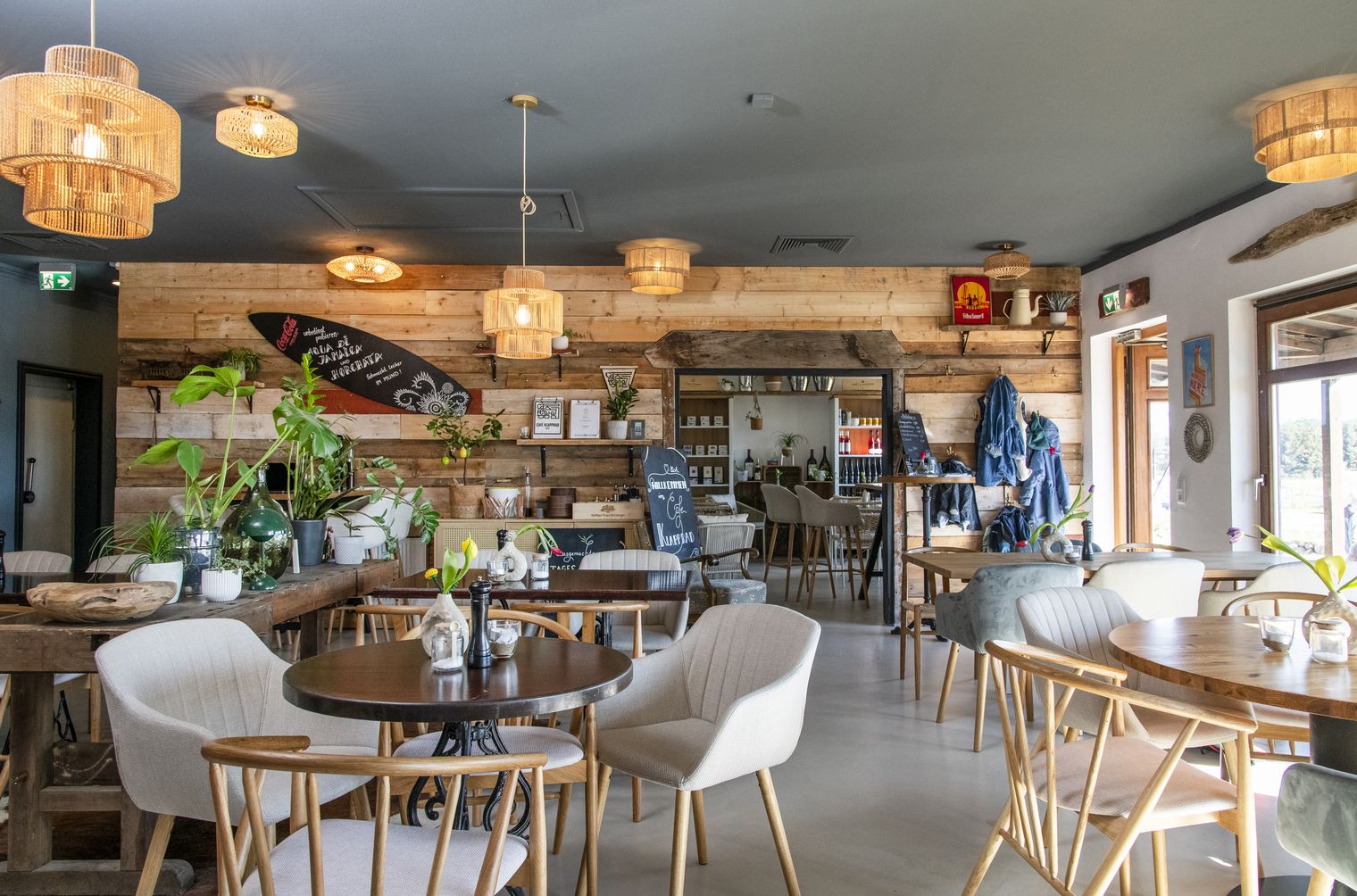 Heller und gemütlicher Gastraum im Café Klapprad in Wenningstedt auf Sylt