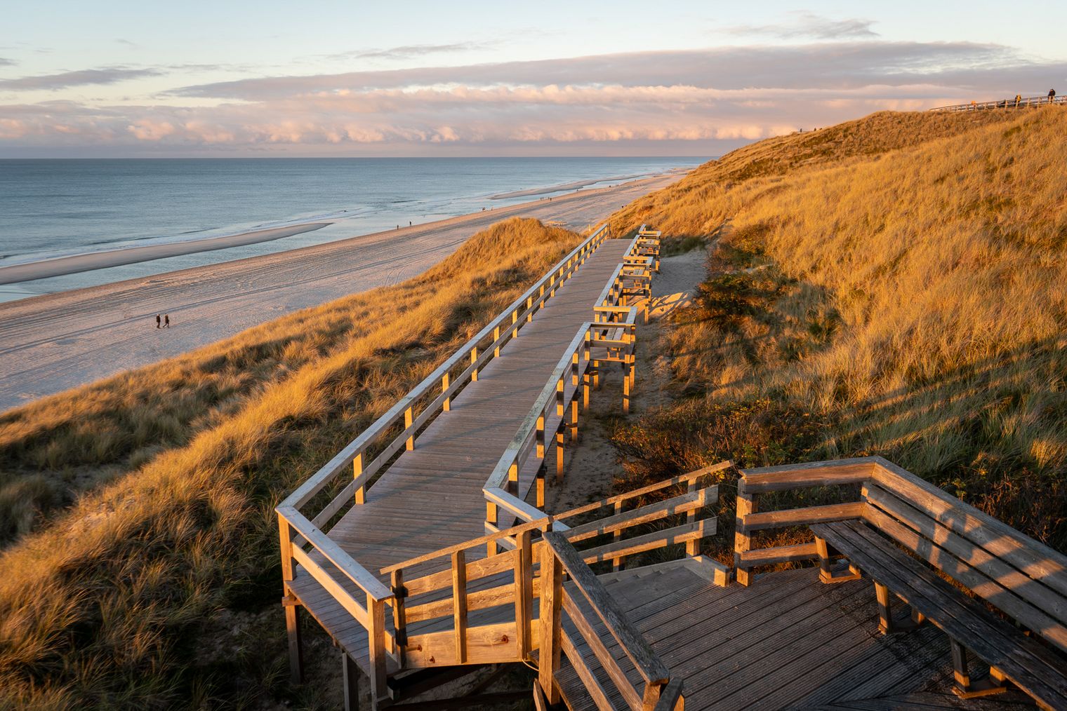 Hölzerner Steg führt an den strand hinunter