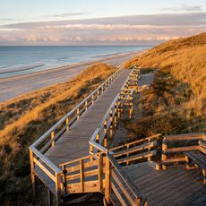 Hölzerner Steg führt an den strand hinunter