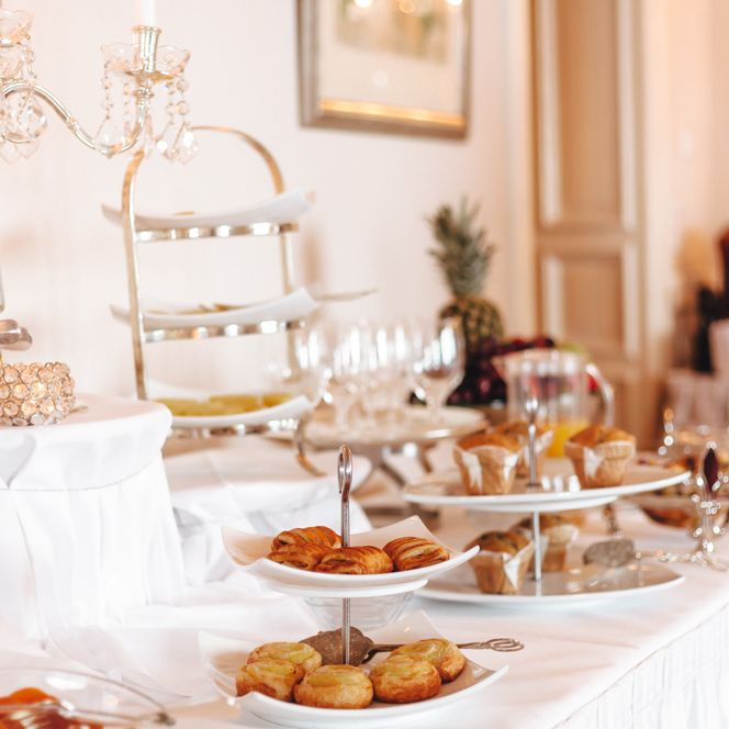 Stilvolles Frühstücksbuffet im Hotel Miramar Sylt Frühstücksbuffet mit Gebäck, Obst und Silberetageren im eleganten Hotelambiente.