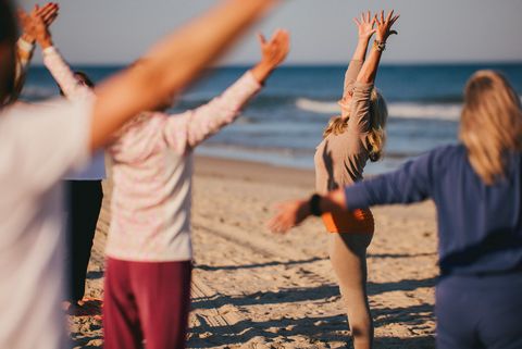 Yoga-Teilnehmer am Strand von Sylt bei einer morgendlichen Übung.