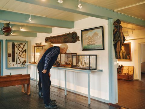 Besucher betrachten Schiffsmodell im maritimen Ausstellungsraum des Sylt Museums