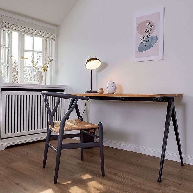 Moderner Arbeitsplatz für Workation in einem Feriendomizil des Benen-Diken-Hofs Heller Arbeitsplatz mit Tisch, Stuhl und Lampe in modernem Stil.