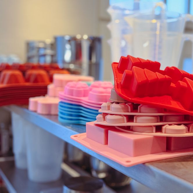 Bunte Silikonformen für Seifen auf Tisch 