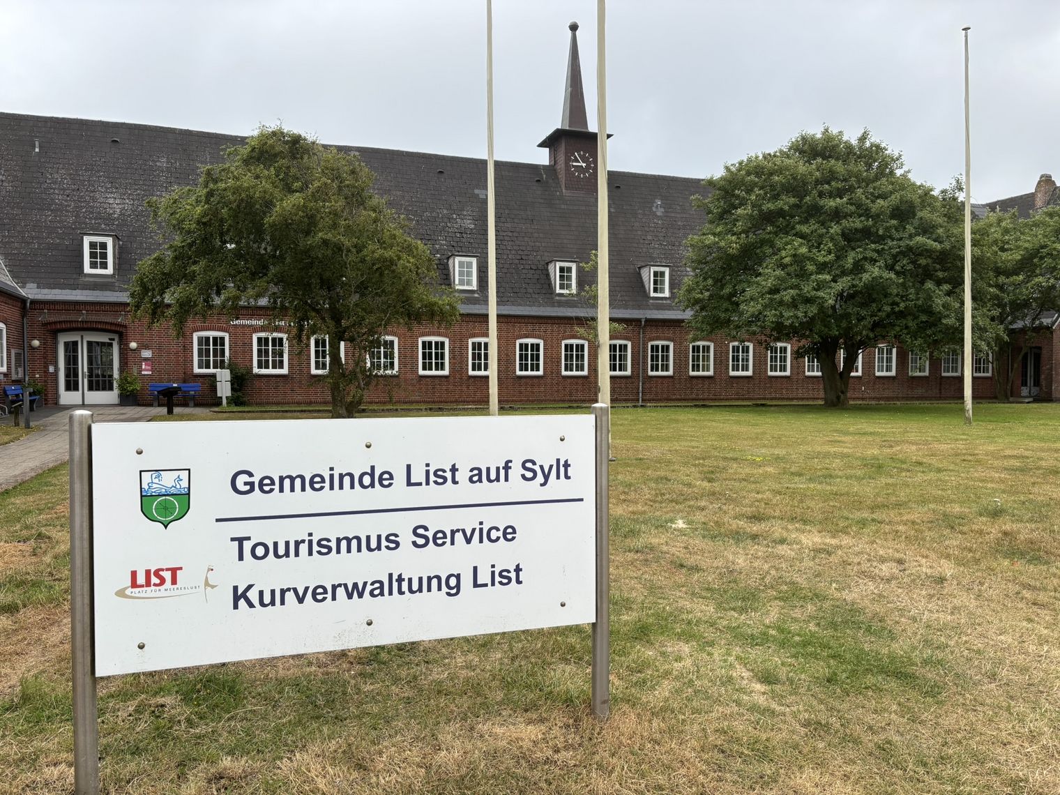 Backsteingebäude mit Schild der Gemeinde und Kurverwaltung List auf Sylt