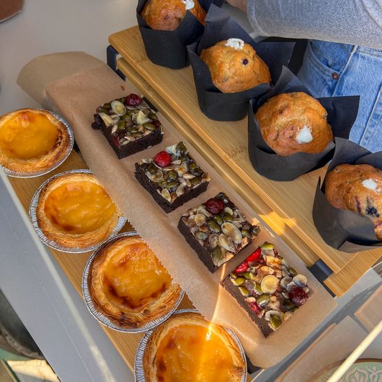 Pastel de Nata, Brownies und Muffins in der Auslage vom Kaffeebulli