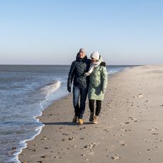 Paar am Strand von Sylt im Winter