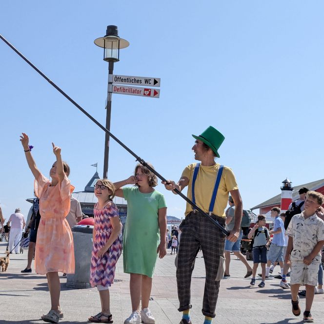 Billedet viser børneunderholdning ved havnefestivalen.