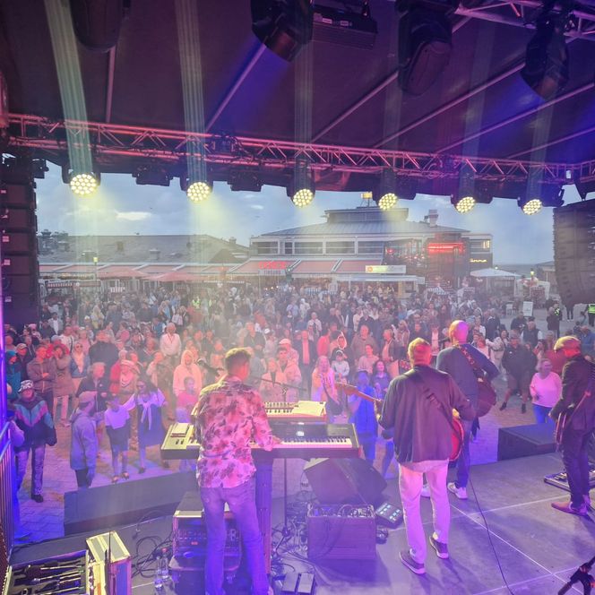 Billedet viser koncerten på havnefestivalen fra scenens perspektiv.