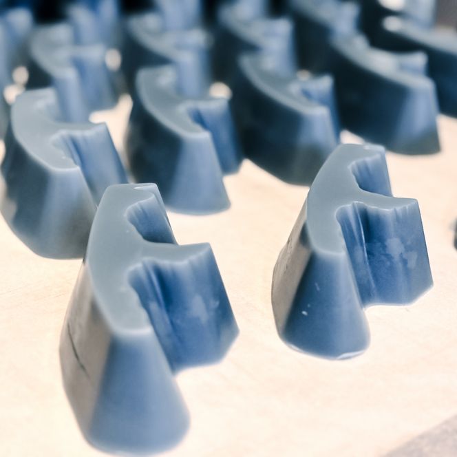 Blaugraue Seifenrohlinge in gleichmäßiger Anordnung 