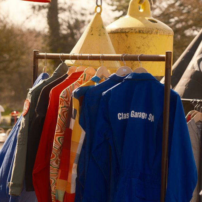 Bunte Vintage-Kleidung an einem Flohmarktstand in Braderup.