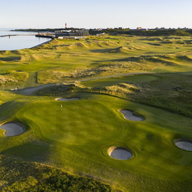 Luftaufnahme des Golfclub Budersand mit grünen Fairways, Bunkern und Dünen direkt an der Nordseeküste.