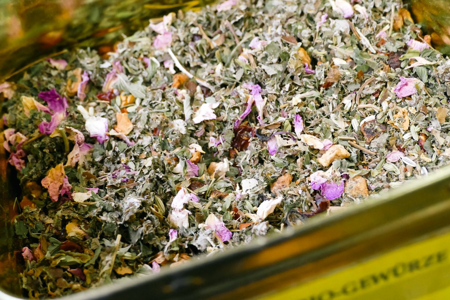 Getrocknete Kräuter- und Blütenmischung in Nahaufnahme.