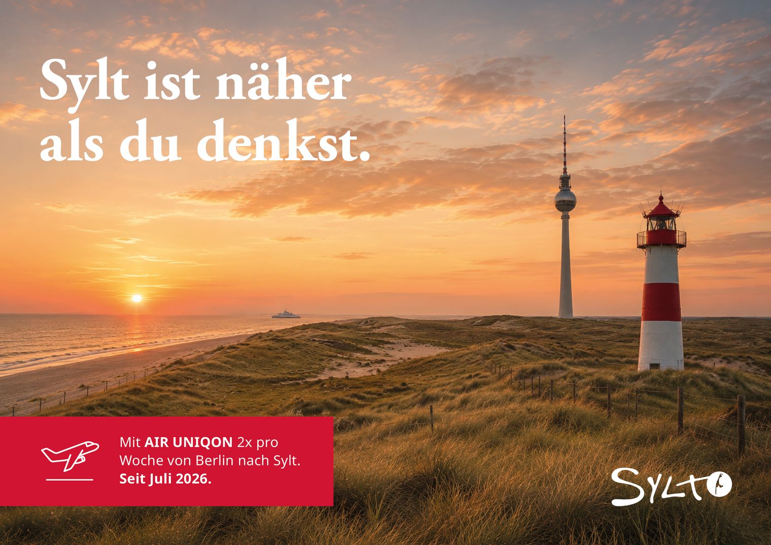 Sonnenuntergang über den Dünen von Sylt mit rot-weißem Leuchtturm und Berliner Fernsehturm.