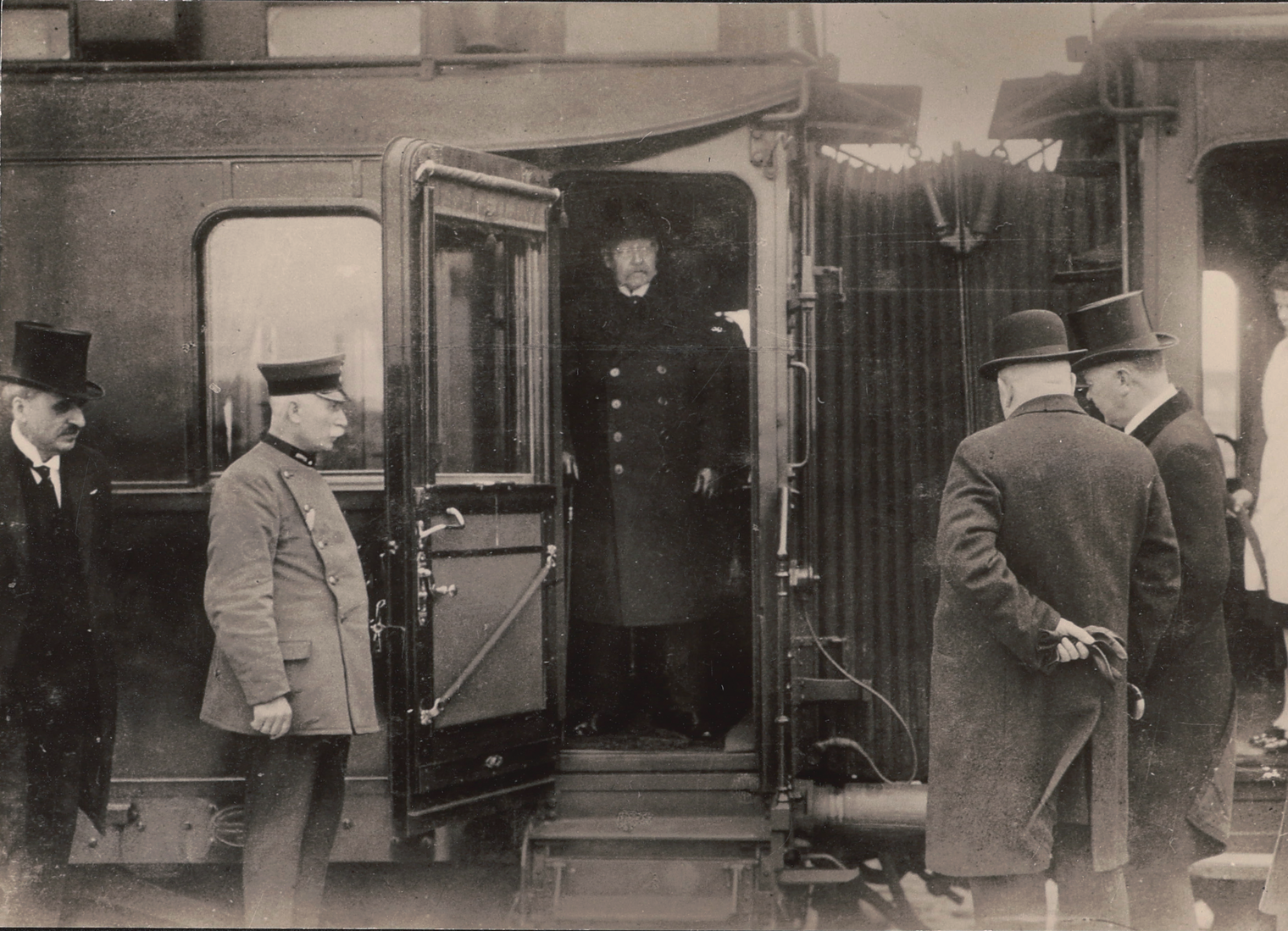 Hindenburg steigt aus dem Zug bei der Einweihung des Damms