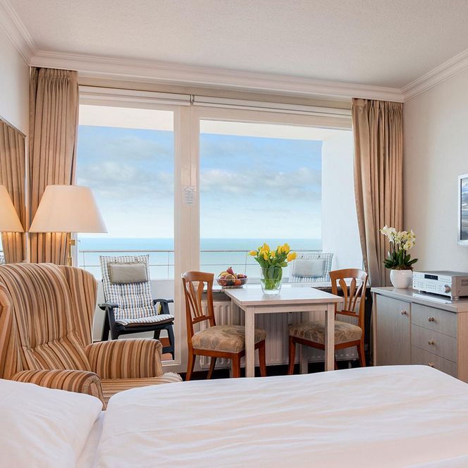 Ferienwohnung mit Bett, Tisch und Meerblick