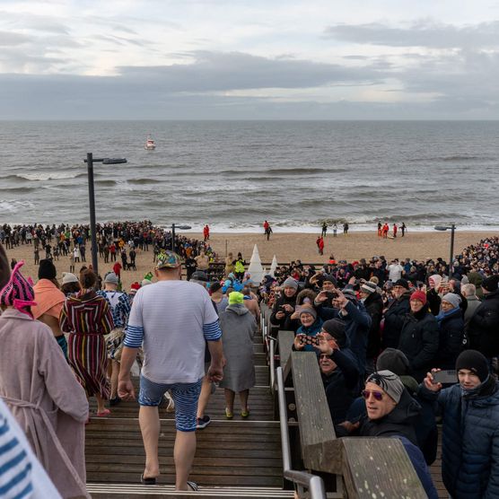 Blick auf die Menschenmenge beim Neujahrsbaden in Wenningstedt