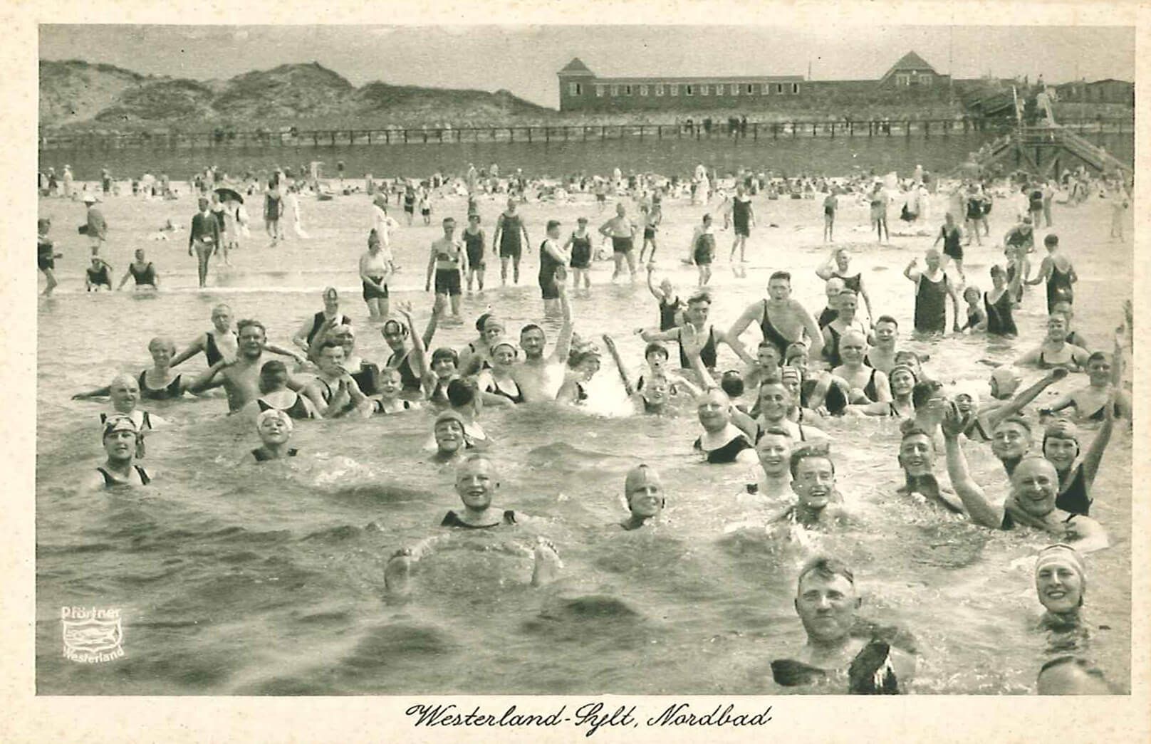 Hochbetrieb am Westerländer Strand: Ganz offenbar ein Phänomen, das nicht neu ist. Hier ein Foto aus den 30er Jahren.