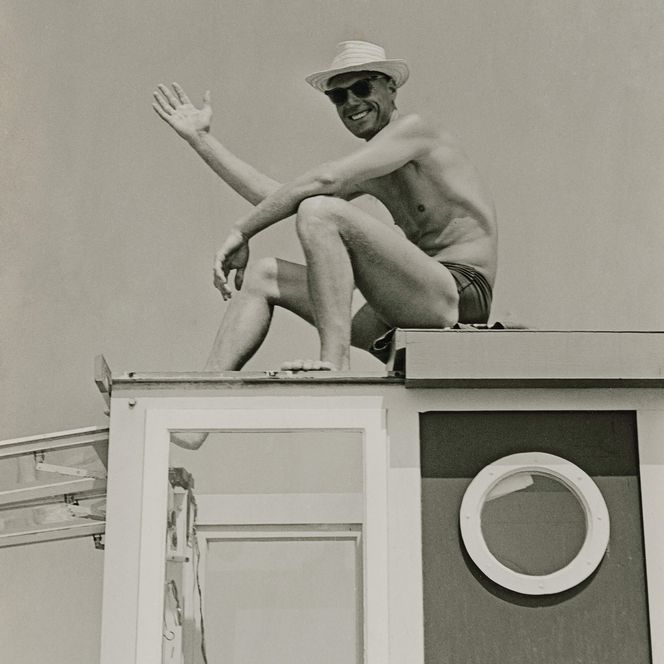 Rettungsschwimmer winkt vom Dach einer Badekarre in Westerland