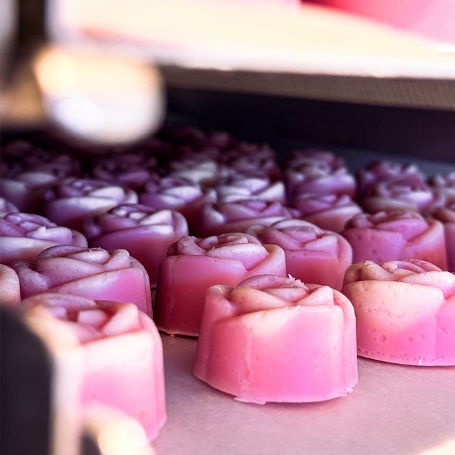 Detailansicht rosafarbener Seifen mit Rosenmuster 