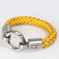 Gelb geflochtenes Armband mit glänzendem Edelstahlverschluss.