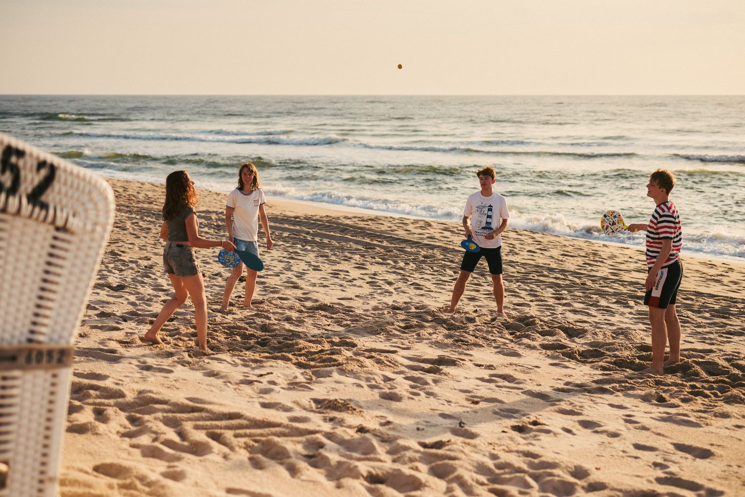 Jugendliche spielen am Strand 