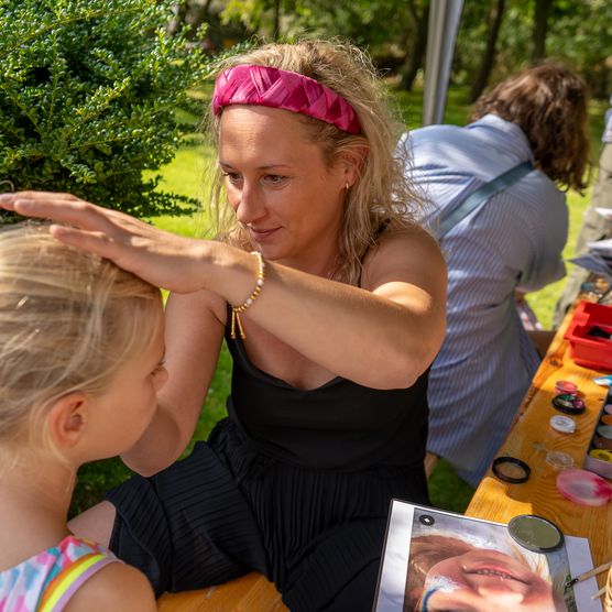 Kinderschminken beim Kindergartenfest