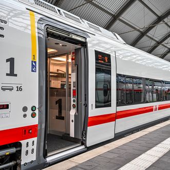 1. Klasse Waggon des ICE L im Bahnhof