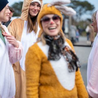 Lachende Frauen in Hasenkostümen beim Ostereierlauf in Kampen