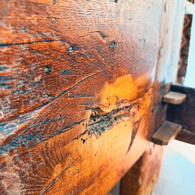 Nahaufnahme von verwittertem Holz am alten Webstuhl. 