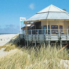 Restaurant Kaamps7 auf Stelzen am Strand