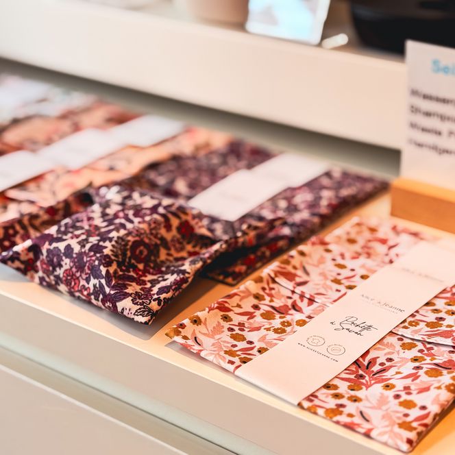 Gefaltete Stofftaschen mit Blumenmustern 