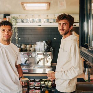 Zwei Baristas mit Kaffee vor Espressomaschine im Sydhavn