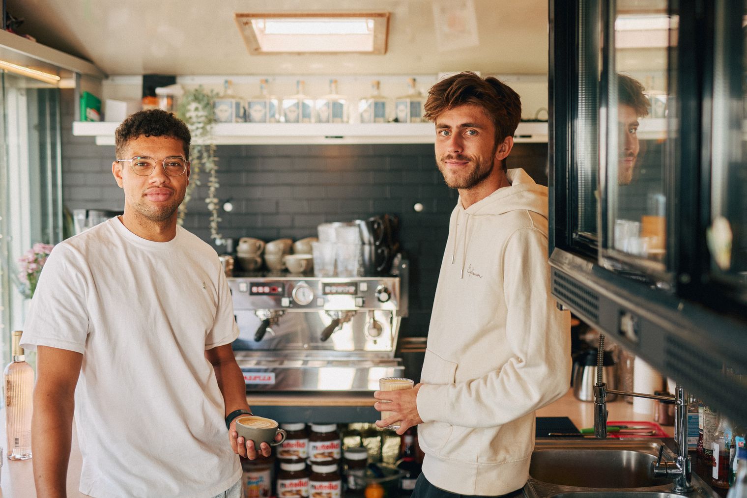 Zwei Baristas mit Kaffee vor Espressomaschine im Sydhavn