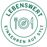 Grünes Logo mit Besteck und Teller, Text: Lebenswert – Einkehren auf Sylt