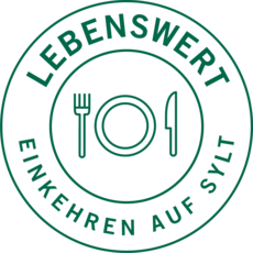Grünes Logo mit Besteck und Teller, Text: Lebenswert – Einkehren auf Sylt