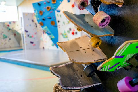 Skateboards und Kletterwand in einer Halle