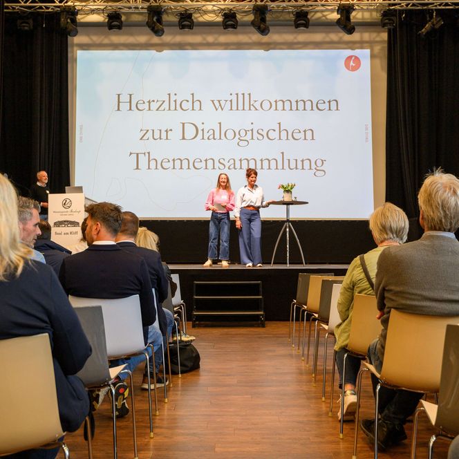 Teilnehmer:innen und Moderatorinnen bei der „Dialogischen Themensammlung“ 