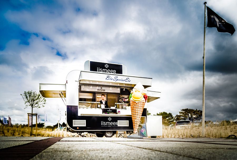 Il camioncino dei gelati iismeer offre gelato biologico in un'area all'aperto.