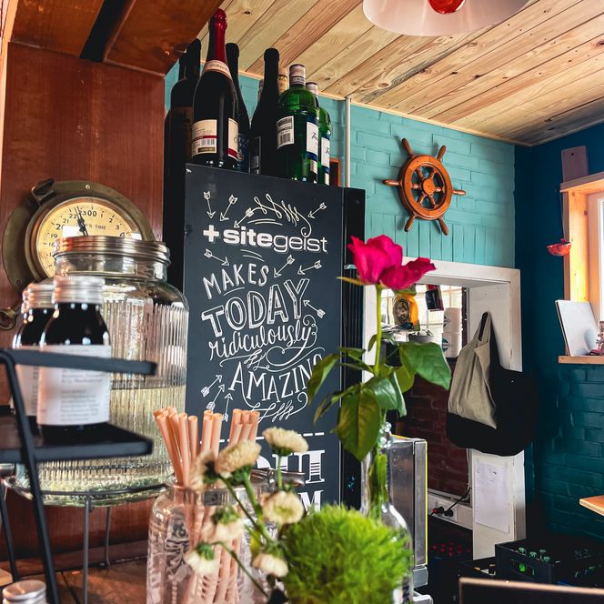 Shots und Blumen dekorativ auf der Surfhouse-Bar arrangiert.