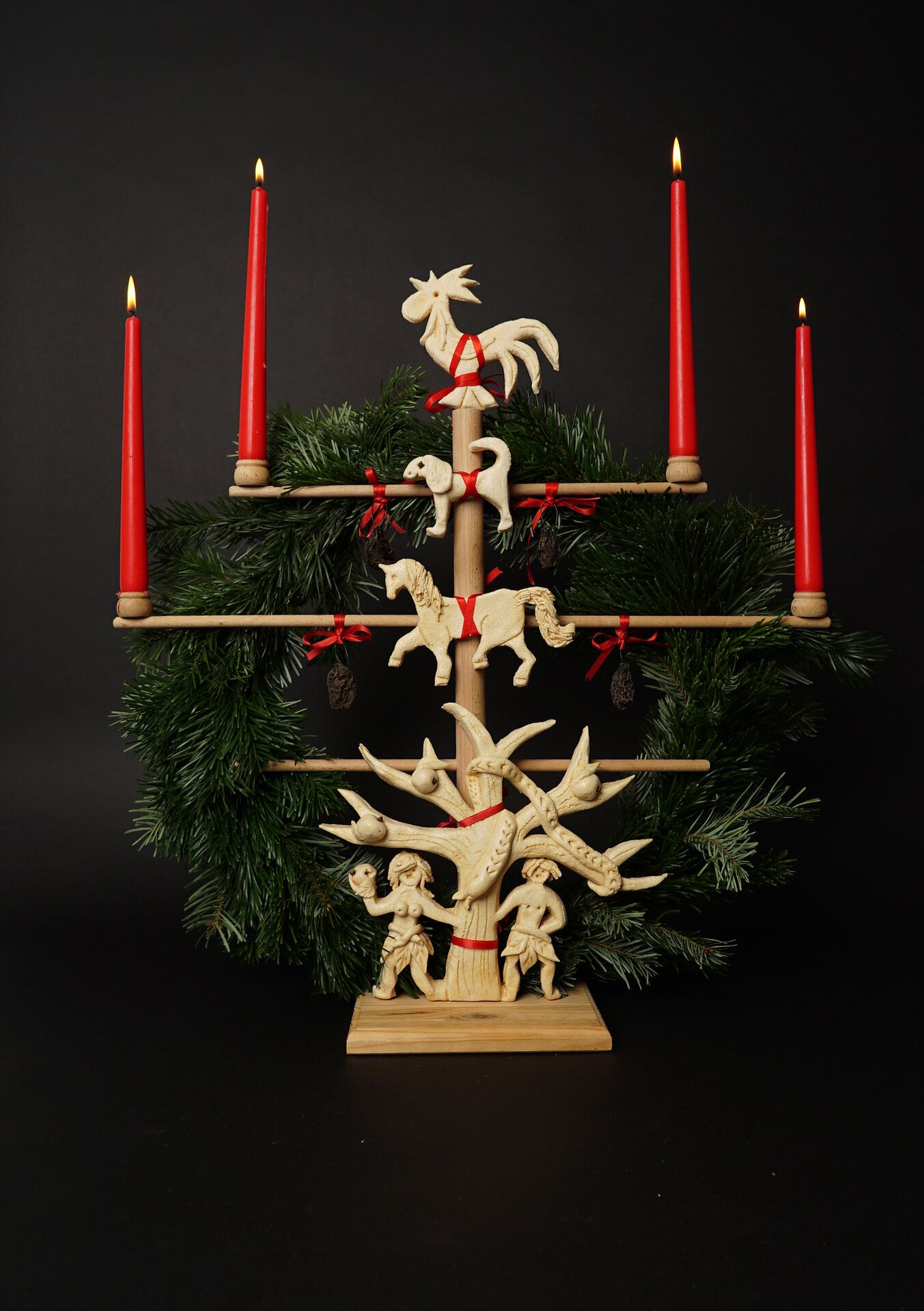 Jöölboom mit roten Kerzen, Tannengrün und Salzteig-Figuren. 