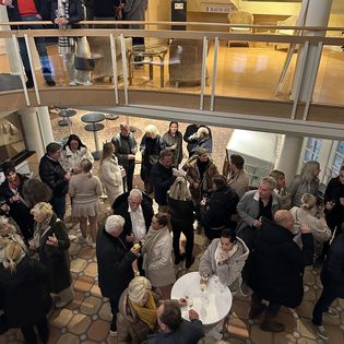 Menschen versammelt im Vorraum des Kaamp-Hüs