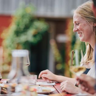Gäste beim Essen im Käseklub in Keitum auf Sylt