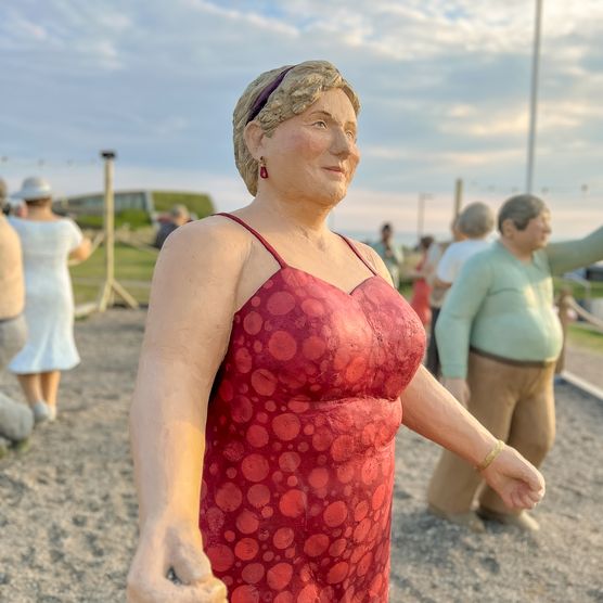 Eine Tänzerin der Alltagsmenschen tanzt alleine auf der Promenade