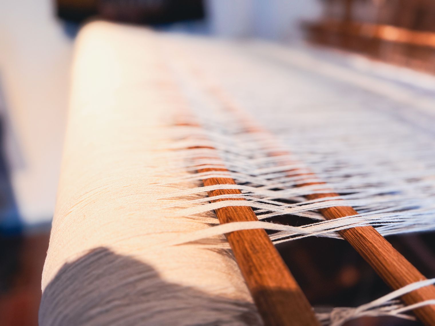 Weißes Garn an einem Webstuhl