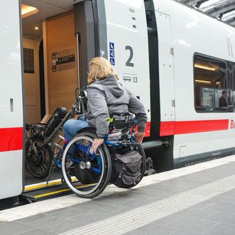 Mit dem Rollstuhl in den ICE L nach Sylt