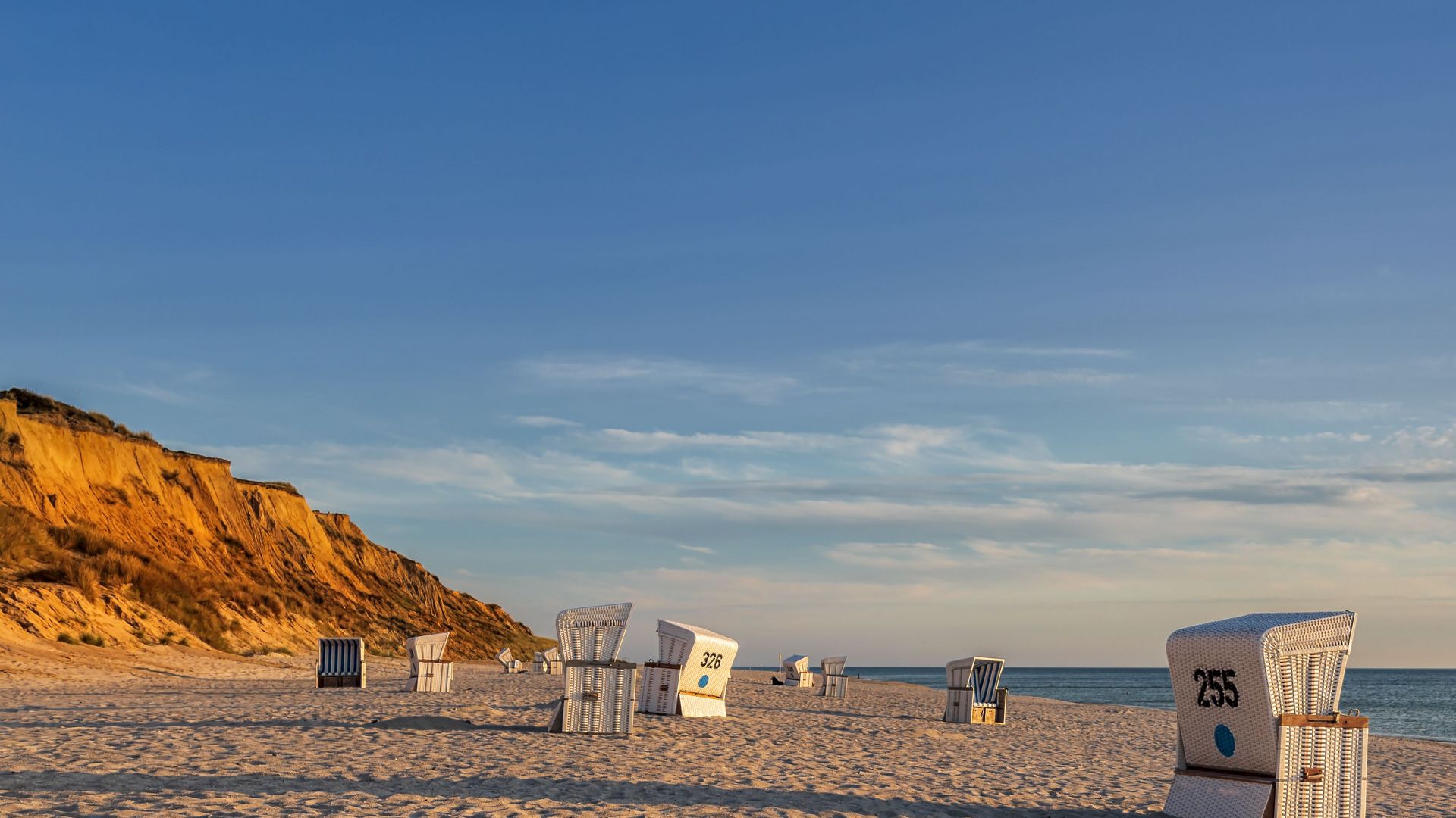 Strandkörbe im Sonnenuntergang am Kampener Strand mit Blick aufs Meer