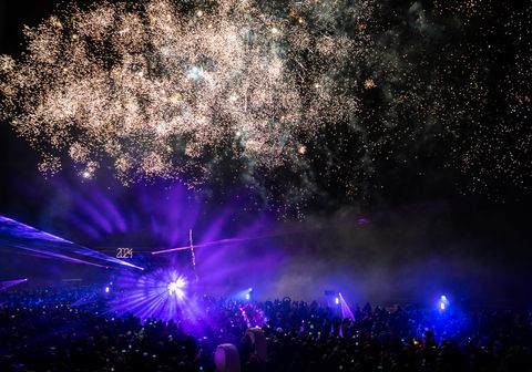 Feuerwerk und Lasershow über einer Menschenmenge