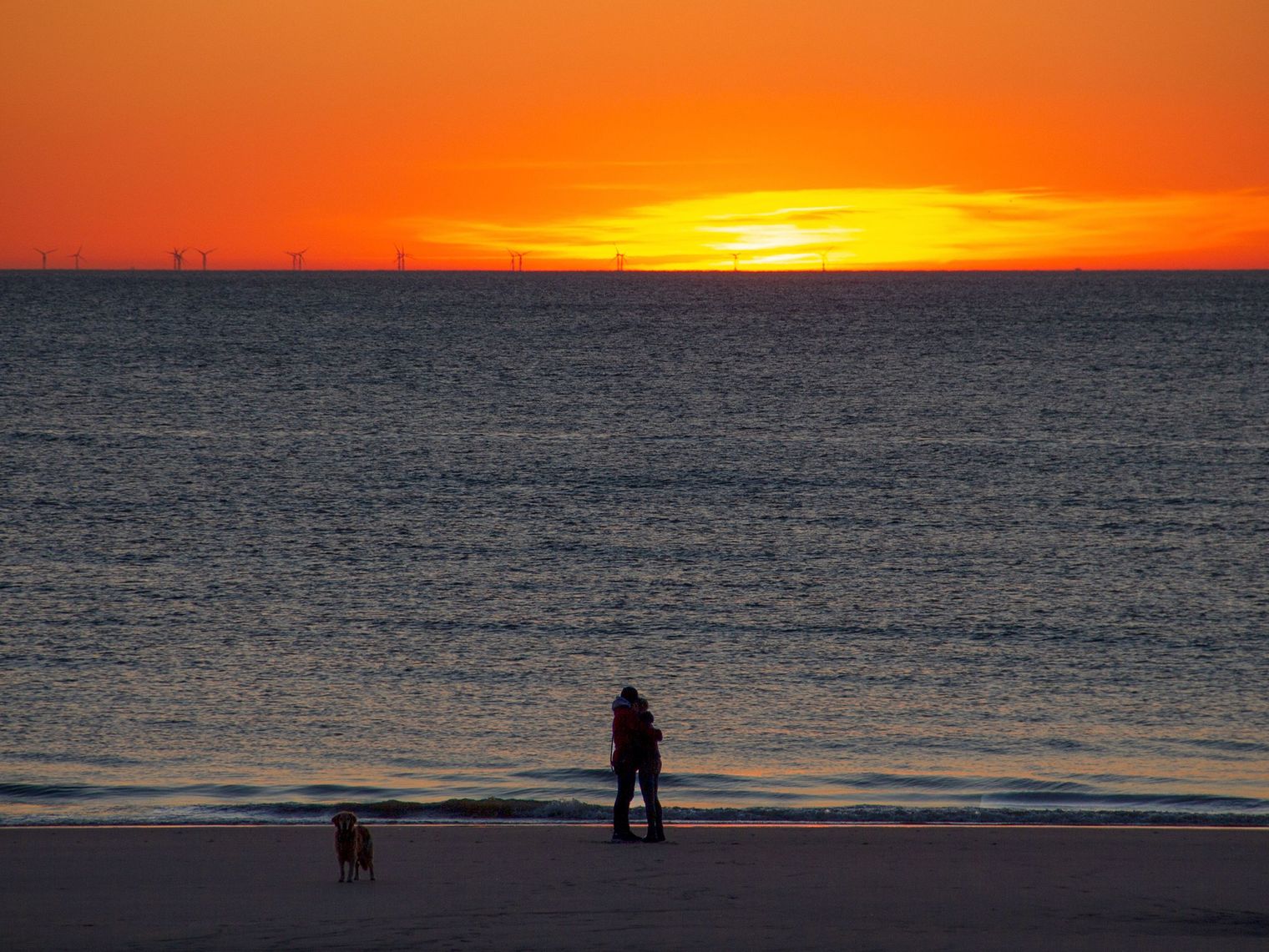 Paar umarmt sich am Strand